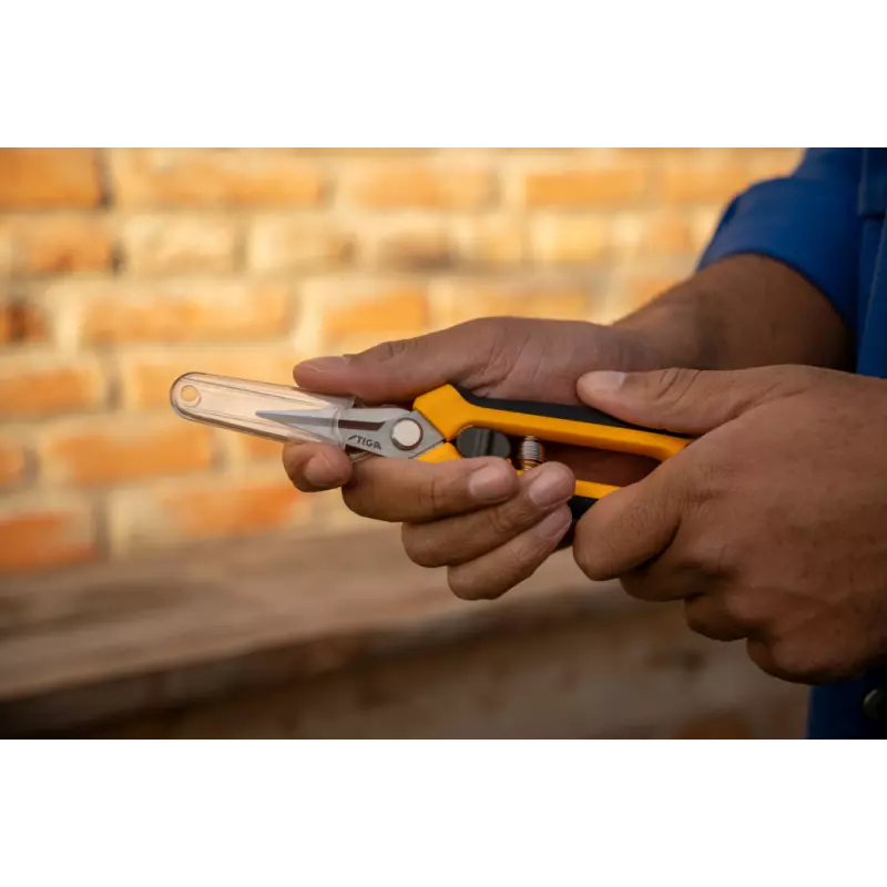 PruningSnips_2H1010001ST1_amb05_web